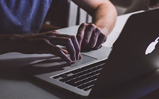 b体育APP-弗赖堡球队遭遇连败，危险区域积分严重不足，弗赖堡队主客场球衣