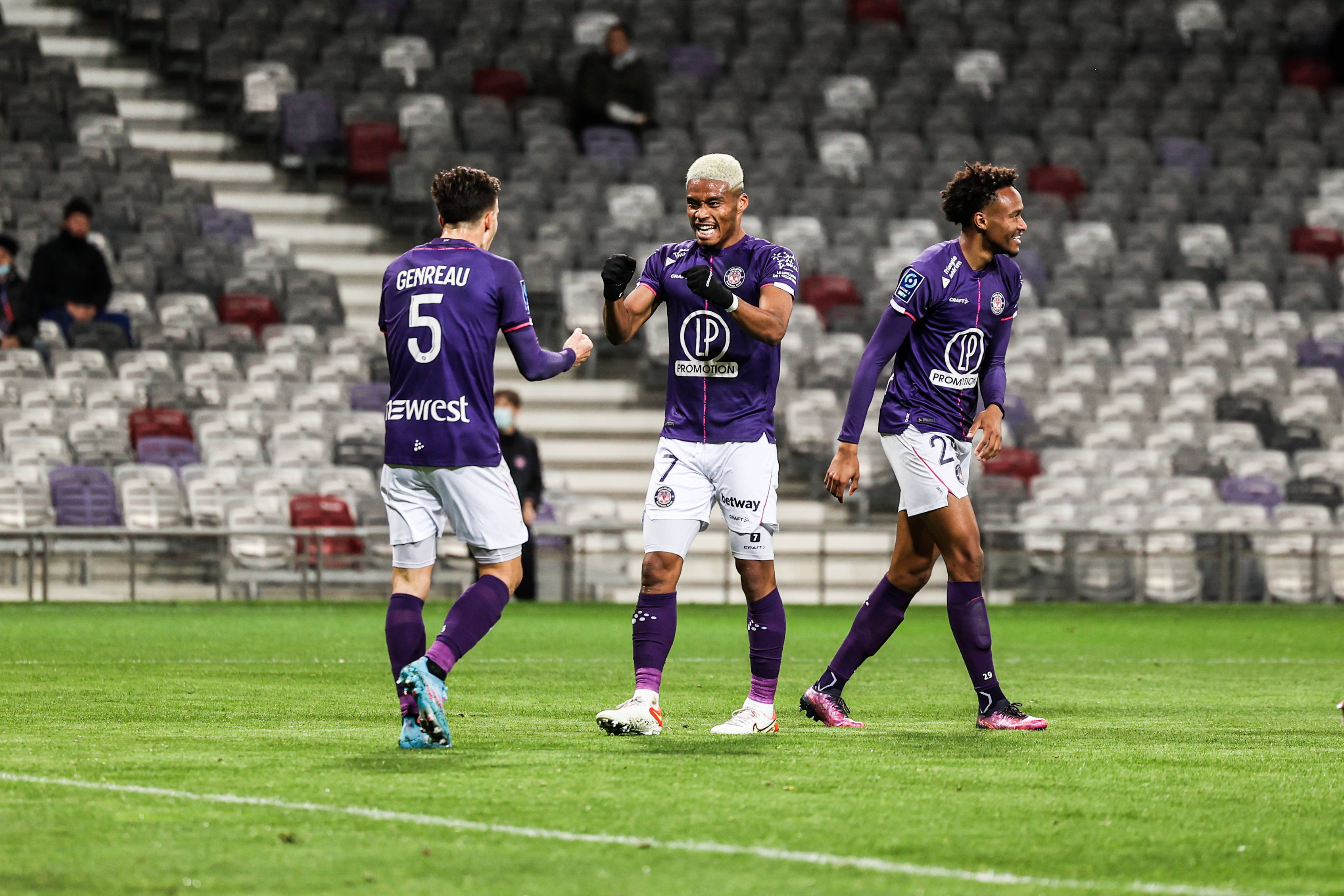 关于b体育下载:法甲和英超的比较：两大联赛的不同的信息