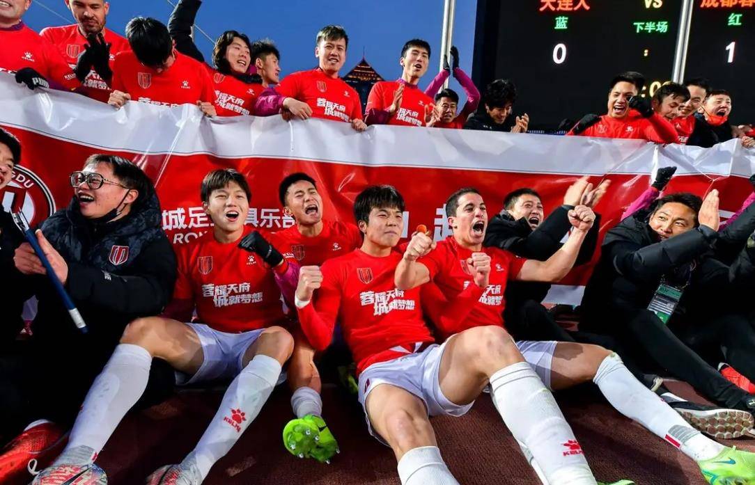 包含B体育APP:中甲劲旅成都蓉城队“冲超梦碎”，球迷：“明年再来”吧！的词条