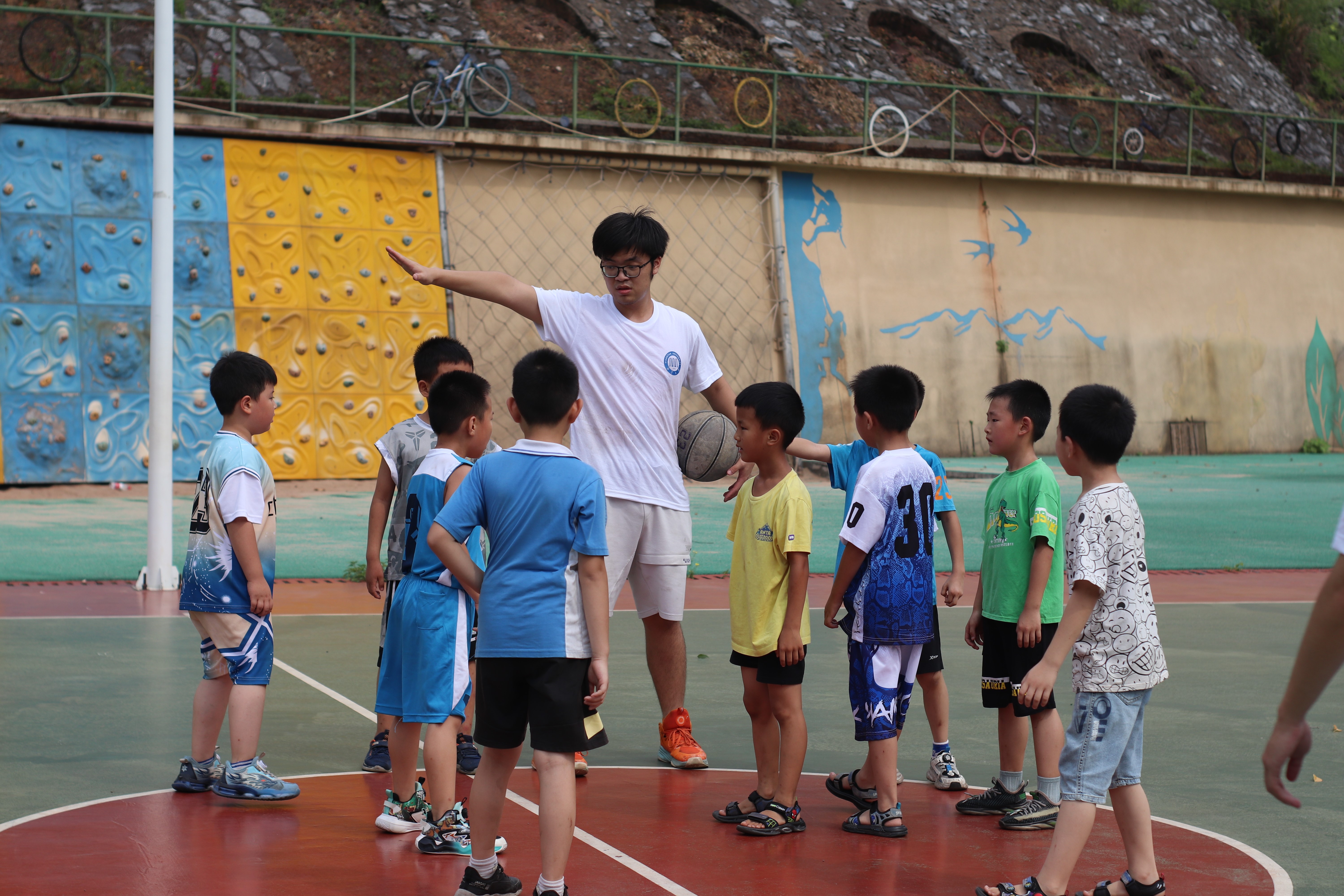 B体育官网：篮球训练营：个性化定制，科技赋能的简单介绍