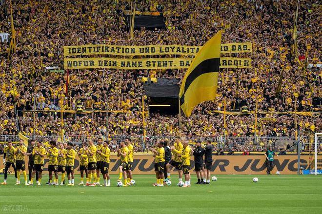 b体育下载:德甲的比赛日氛围：为什么球迷如此热情的简单介绍