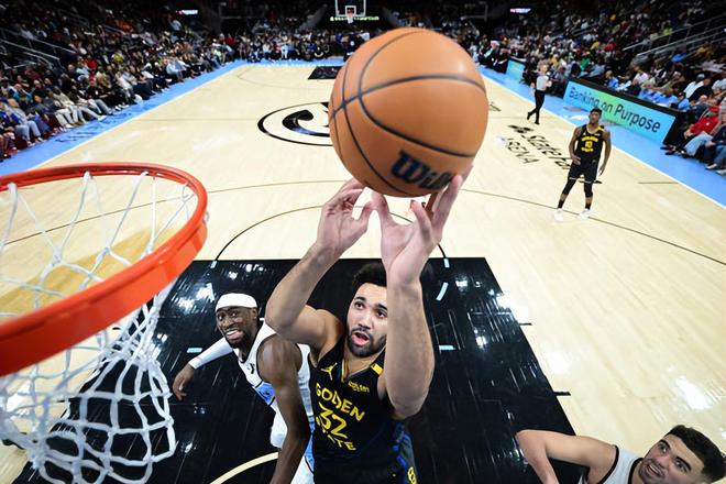 包含bsports体育：勇士队训练营：穆迪展现进步，有望进入轮换阵容的词条